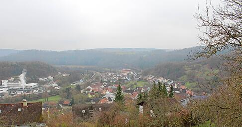 Ehrenbürger Hans Dietz pumpt das berühmte Schwefelwasser aus dem Roigheimer Boden.