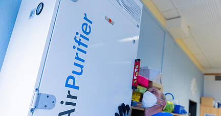 Ein Luftfiltergerät wird in einem Klassenraum der Förderschule Derletalschule aufgestellt. Die Stadt hat mit der Installation der ersten von insgesamt 165 Luftfiltergeräten in Schulen und Kindertagesstätten begonnen. +++ dpa-Bildfunk +++ Ein Luftfiltergerät wird in einem Klassenraum der Förderschule Derletalschule aufgestellt. Die Stadt hat mit der Installation der ersten von insgesamt 165 Luftfiltergeräten in Schulen und Kindertagesstätten begonnen. +++ dpa-Bildfunk +++