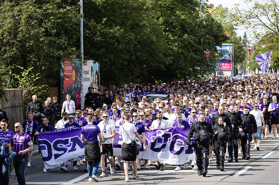 Fanmarsch des VfL Osnabr&uuml;ck vom Schlossgarten zur Bremer Br&uuml;cke. Bleibt Osnabr&uuml;ck Drittligist? Oder geht es als aktuelles Topteam der 3. Liga rauf in Liga zwei und damit nicht nach Heilbronn?
