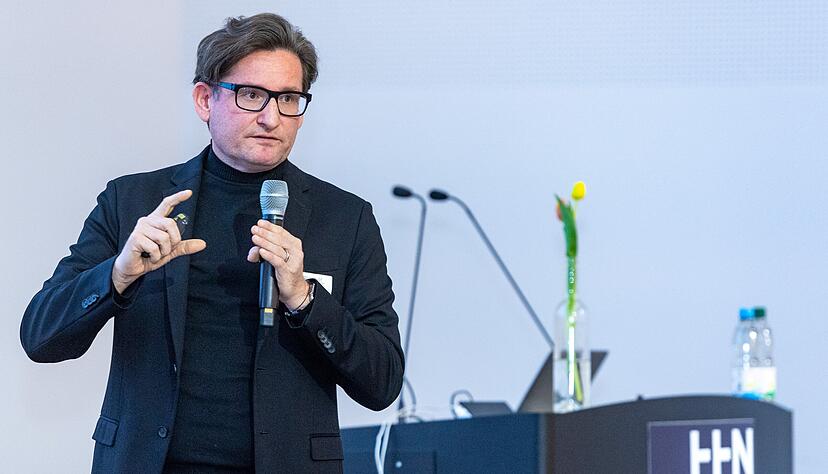 Die Hochschule Heilbronn hat ein KI-Labor vorgestellt. Alexander Arnold von SAP erklärte, wie Unternehmen intelligente Technik einsetzen können.
Foto: Mario Berger Die Hochschule Heilbronn hat ein KI-Labor vorgestellt. Alexander Arnold von SAP erklärte, wie Unternehmen intelligente Technik einsetzen können.
Foto: Mario Berger