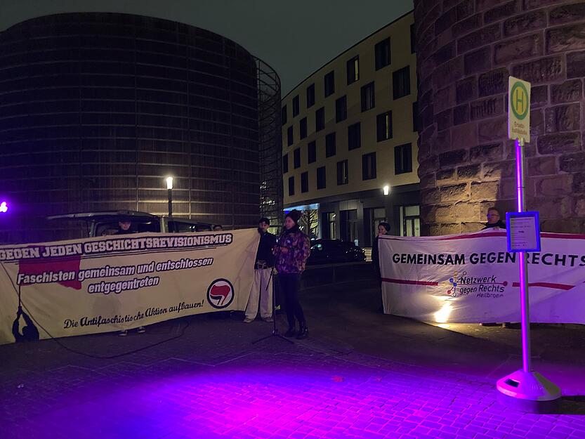 Protestierende machen am Bollwerksturm aufmerksam auf die Bedeutung historischer Verantwortung.