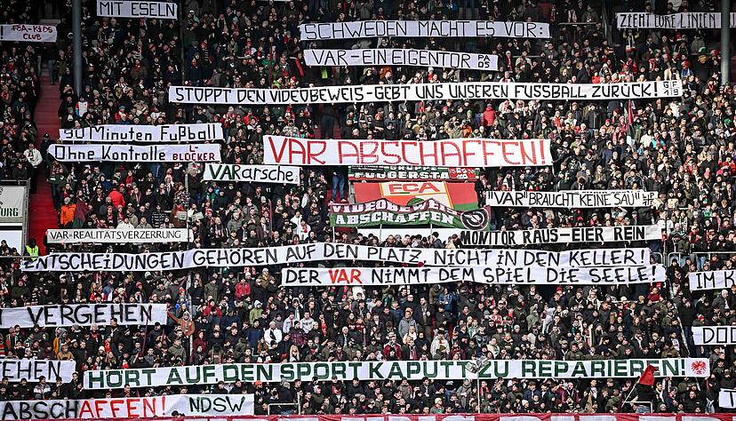 Die Fans haben den VAR satt. Die Fans haben den VAR satt.