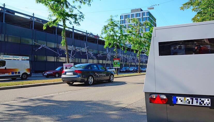 Sieht aus wie ein unscheinbarer Anhänger: Das mobile Geschwindigkeitsmessgerät "Enforcement-Trailer" kommt in Heilbronn häufig zum Einsatz.
Foto: Archiv/Gleichauf