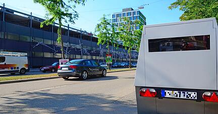 Sieht aus wie ein unscheinbarer Anhänger: Das mobile Geschwindigkeitsmessgerät "Enforcement-Trailer" kommt in Heilbronn häufig zum Einsatz.
Foto: Archiv/Gleichauf