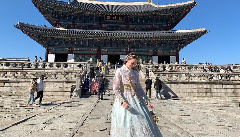 Vor dem Gyeongbokgung Palace: Das traditionelle Gewand Hanbok darf auch von Touristen ausgeliehen und getragen werden. Vor dem Gyeongbokgung Palace: Das traditionelle Gewand Hanbok darf auch von Touristen ausgeliehen und getragen werden.