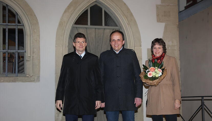 Von links: Der ehemalige Neudenauer Bürgermeister Manfred Hebeiß, sein Nachfolger Jochen Hoffer und dessen Frau Rebecca. Von links: Der ehemalige Neudenauer Bürgermeister Manfred Hebeiß, sein Nachfolger Jochen Hoffer und dessen Frau Rebecca.
