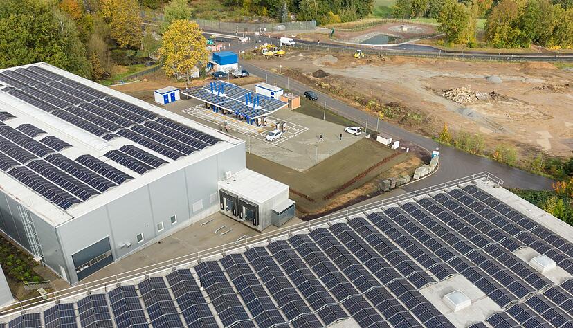 Ein Solarpark in Sachsen, der dem Laden von Elektroautos dient. (Archivbild)