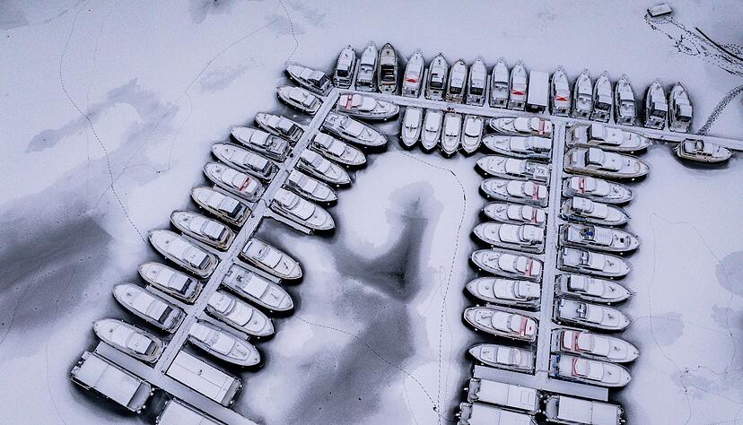 Abgesehen von vereinzelten offenen Engstellen liegt eine geschlossene Eisdecke über den Mecklenburger Oberseen. Abgesehen von vereinzelten offenen Engstellen liegt eine geschlossene Eisdecke über den Mecklenburger Oberseen.