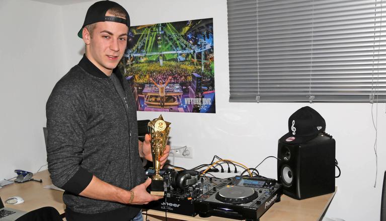 Der 21-jährige Patrick Brian am eigenen Mischpult mit dem Pokal für den zweiten Platz im bundesweiten Wettbewerb. Der 21-jährige Patrick Brian am eigenen Mischpult mit dem Pokal für den zweiten Platz im bundesweiten Wettbewerb.