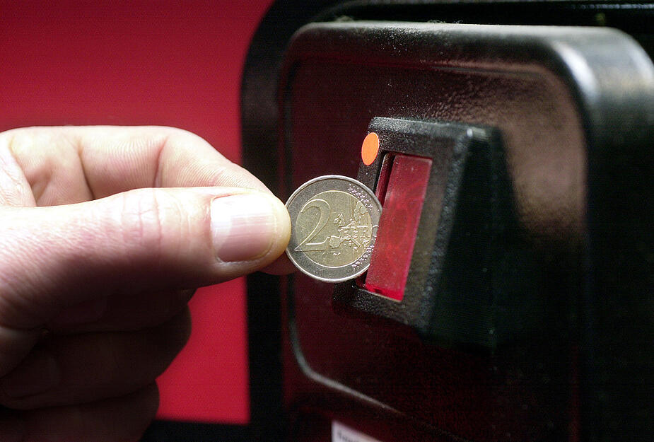 Dezember 2001: Bis zum 1. Januar 2002 m&uuml;ssen alle Automaten f&uuml;r die neue W&auml;hrung ger&uuml;stet sein.