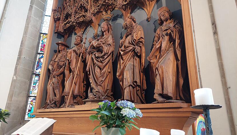 Ein Unbekannter hat am Hochaltar der Holzfigur des Apostels Paulus (Zweiter von rechts) das Schwert aus der Hand gerissen und zerbrochen.