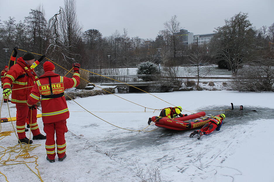 Die Helfer der DLRG-Ortsgruppe Bad Rappenau proben eine Eisrettung auf dem Kurparksee.