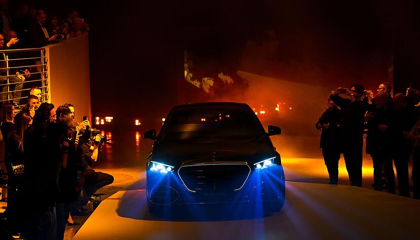 In der Dunkelheit fällt vor allem der beleuchtete Kühlergrill auf. In der Dunkelheit fällt vor allem der beleuchtete Kühlergrill auf.