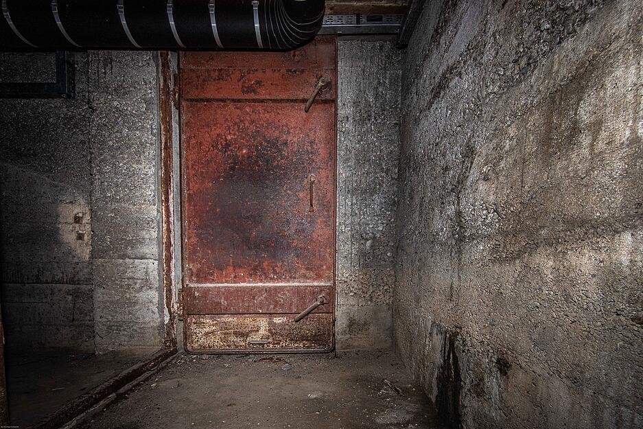Unten die Stahltür zum Luftschutzkeller Unten die Stahltür zum Luftschutzkeller