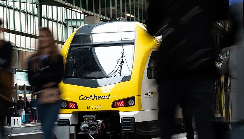 Ein Zug des Bahnunternehmens Go-Ahead steht am Stuttgarter Hauptbahnhof.