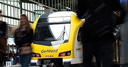 Ein Zug des Bahnunternehmens Go-Ahead steht am Stuttgarter Hauptbahnhof.
