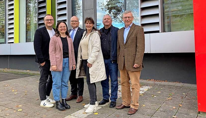 Landrat Norbert Heuser (3. von links) mit dem fünfköpfigen Team der Klimaschutzagentur um Gründungsgeschäftsführer Jonathan Wein (links). Landrat Norbert Heuser (3. von links) mit dem fünfköpfigen Team der Klimaschutzagentur um Gründungsgeschäftsführer Jonathan Wein (links).