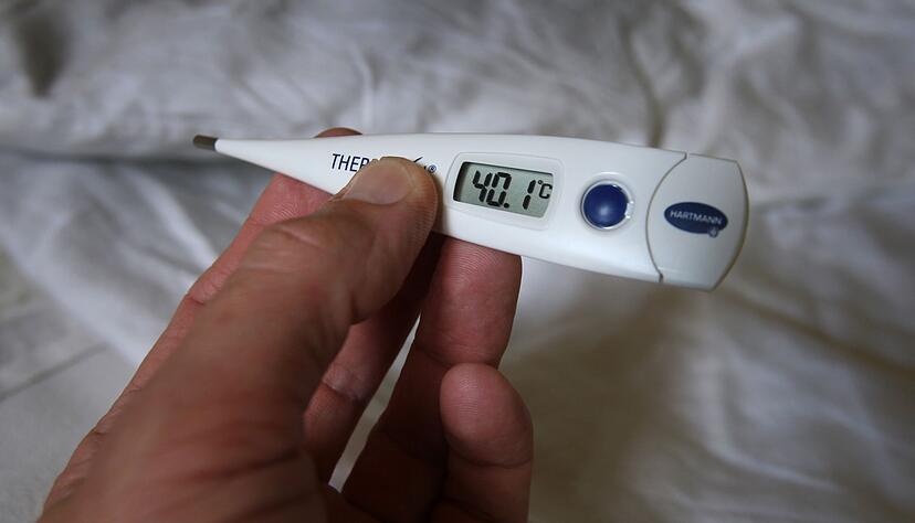 Pl&ouml;tzlich auftretendes Fieber &uuml;ber 39 &deg;C ist charakteristisch f&uuml;r eine Grippeinfektion. (Symbolbild)