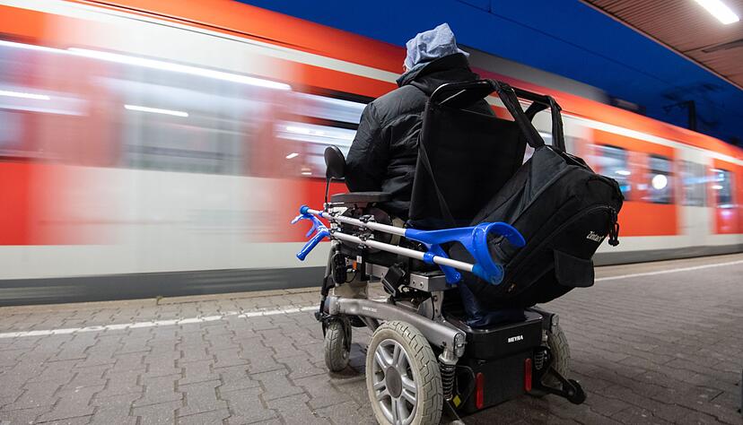Menschen im Rollstuhl sind bei Bahnreisen oft auf Unterstützung angewiesen.
