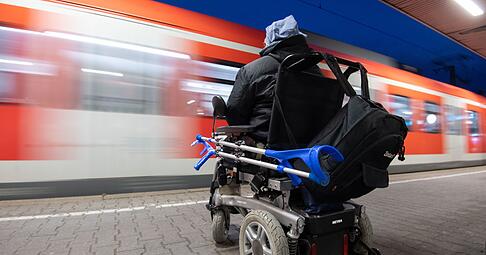 Menschen im Rollstuhl sind bei Bahnreisen oft auf Unterstützung angewiesen.