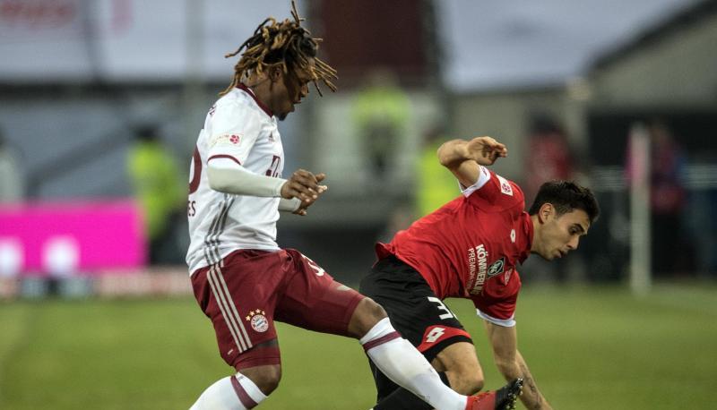 Bayerns Renato Sanches und der Mainzer Gerrit Holtmann k&auml;mpfen um den Ball. Foto: Federico Gambarini