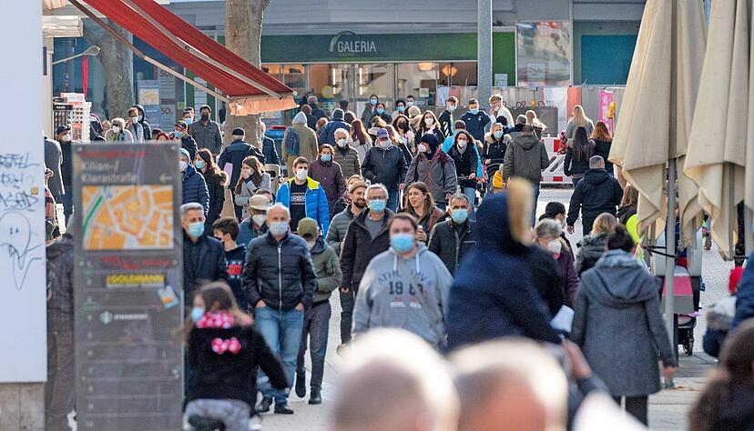 Ungewohntes Bild: Nach zweieinhalb Monaten Lockdown kamen zahlreiche Passanten zum Einkauf in die Fleiner Straße nach Heilbronn.
Foto: Mario Berger Ungewohntes Bild: Nach zweieinhalb Monaten Lockdown kamen zahlreiche Passanten zum Einkauf in die Fleiner Straße nach Heilbronn.
Foto: Mario Berger
