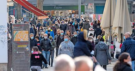 Ungewohntes Bild: Nach zweieinhalb Monaten Lockdown kamen zahlreiche Passanten zum Einkauf in die Fleiner Straße nach Heilbronn.
Foto: Mario Berger