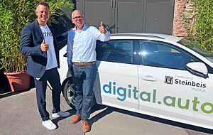 Dirk Slama, Professor am Ferdinand-Steinbeis-Institut (rechts), und Thomas Irawan von Bosch ETAS hoffen auf einen Erfolg der Plattform digital.auto.