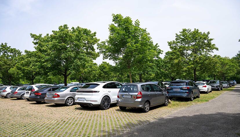 Wer mit dem Auto kommt, musste am Wochenende bisher zum Eintritt auch ein Parkticket buchen. Ab der Badesaison 2025 könnte nur noch das Parken etwas kosten. Wer mit dem Auto kommt, musste am Wochenende bisher zum Eintritt auch ein Parkticket buchen. Ab der Badesaison 2025 könnte nur noch das Parken etwas kosten.