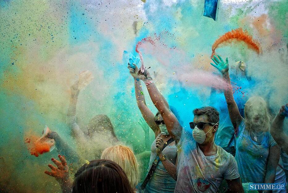 Titel: Holi Gaudy HN 2 - Thema: Farbenrausch - Autor: Heiko Kempe - 43. Preis in der bundesweiten Endausscheidung