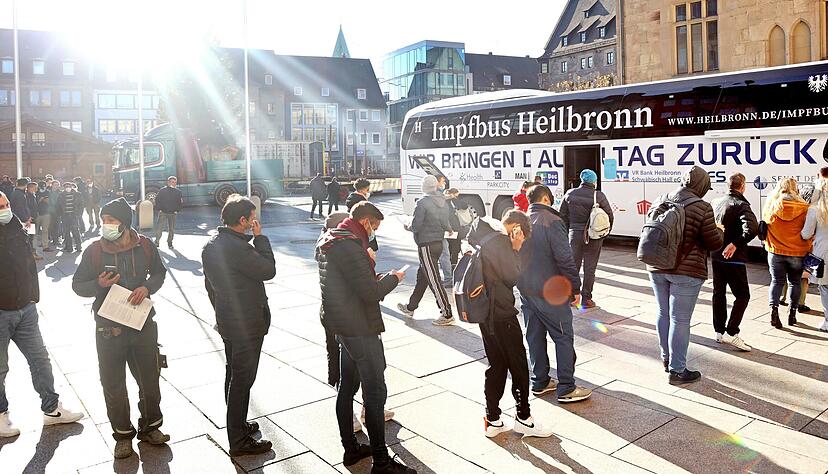 Ein Garant für die stark gestiegenen Impfzahlen in der Stadt: der Impfbus, der an sieben Tagen in der Woche Bürger in Heilbronn ohne Termin bedient. Foto: Ralf Seidel Ein Garant für die stark gestiegenen Impfzahlen in der Stadt: der Impfbus, der an sieben Tagen in der Woche Bürger in Heilbronn ohne Termin bedient. Foto: Ralf Seidel