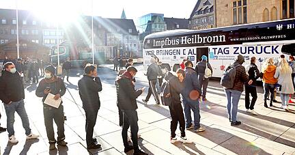 Ein Garant für die stark gestiegenen Impfzahlen in der Stadt: der Impfbus, der an sieben Tagen in der Woche Bürger in Heilbronn ohne Termin bedient.
Foto: Ralf Seidel