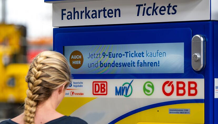 Werbung für das 9-Euro-Ticket an einem Automaten. Werbung für das 9-Euro-Ticket an einem Automaten.