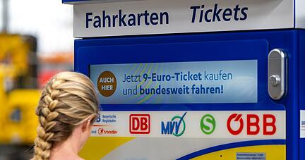 Werbung für das 9-Euro-Ticket an einem Automaten. Werbung für das 9-Euro-Ticket an einem Automaten.