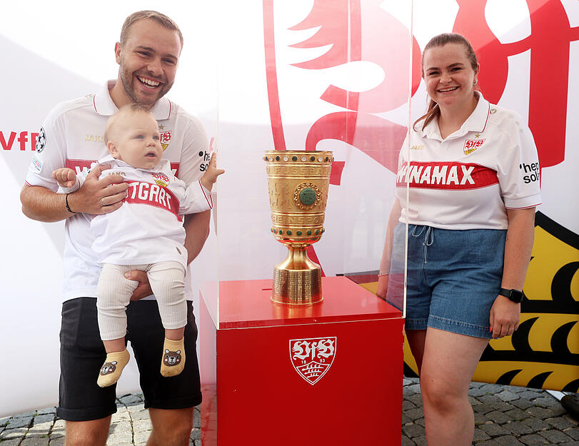 Vor dem DFB-Pokal, der im Rahen des Fan-Events auf dem Heilbronner Marktplatz ausgestellt ist, bildet sich eine lange Schlange.