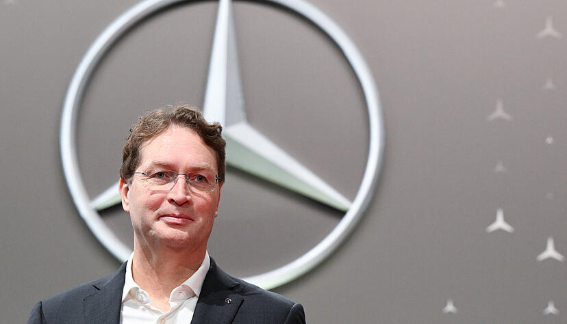 Mercedes-Chef Ola Källenius steht in der Kritik. Der 56-Jährige versucht nun, das Steuer mit einer deutlich veränderten Strategie herumzureißen. Mercedes-Chef Ola Källenius steht in der Kritik. Der 56-Jährige versucht nun, das Steuer mit einer deutlich veränderten Strategie herumzureißen.
