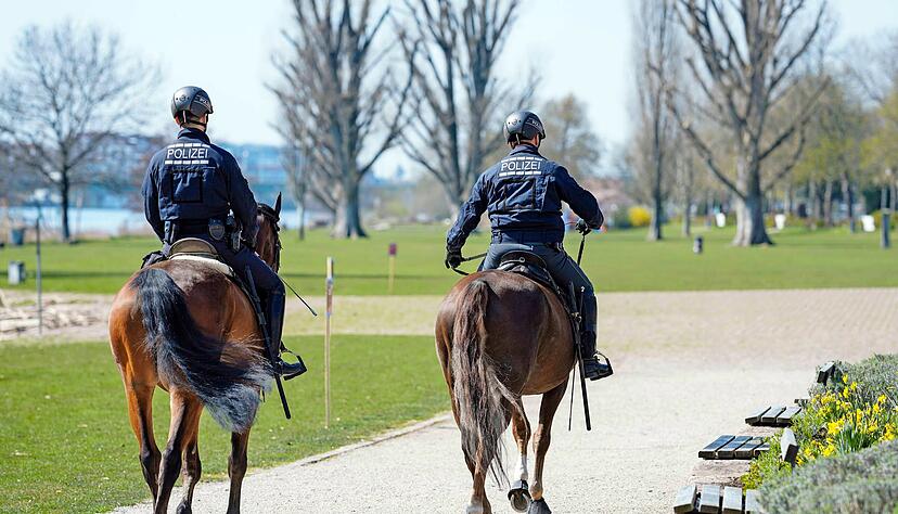 Berittene Polizisten überprüfen in Heidelberg die Einhaltung der Corona-Regeln. Sündern drohen Geldbußen.
Foto: dpa