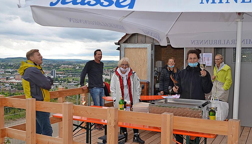 Viola Albrecht (am Grill) macht den Auftakt in der neuen Ausschankh&uuml;tte am Wartberg. Trotz des durchwachsenen Wetters sind immer Leute da.   
Fotos: Stefanie Pf&auml;ffle