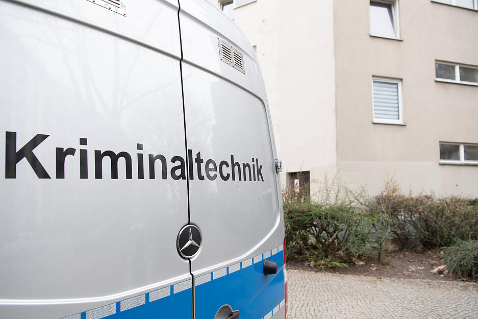 Der Transporter der Kriminaltechnik der Polizei steht in Kreuzberg vor einem Mehrfamilienhaus.