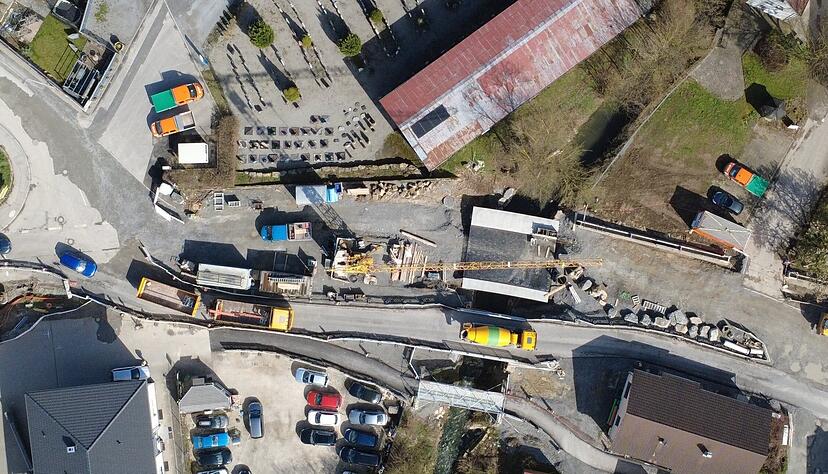Dieses Luftbild der Stadt &Ouml;hringen zeigt den aktuellen Bauzustand bei der Stra&szlig;ensanierung der Ortsdurchfahrt &Ouml;hringen-Cappel.