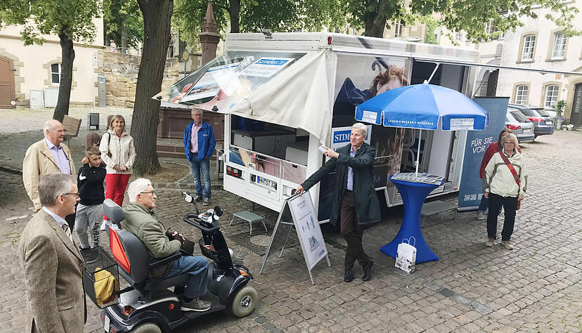 Am Infomobil diskutieren die Besucher am Mittwochvormittag mit Chefredakteur Uwe Ralf Heer über viele Punkte. Foto: Kirsi-Fee Rexin Am Infomobil diskutieren die Besucher am Mittwochvormittag mit Chefredakteur Uwe Ralf Heer über viele Punkte. Foto: Kirsi-Fee Rexin