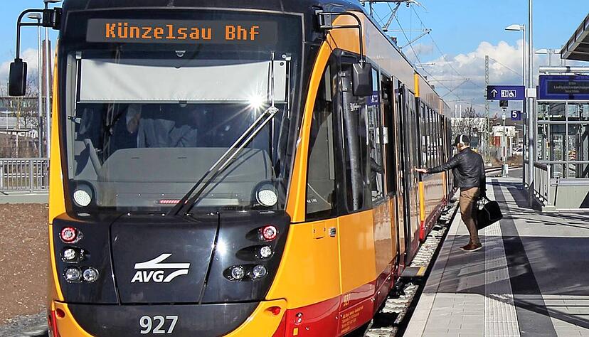 Wird eine Stadtbahn künftig bis nach Künzelsau fahren? Was per Bildmontage ganz einfach ist, bringt in der Realität noch viel Klärungsbedarf mit sich. Doch der Kreis wird wohl bald in weitere Schritte zur Reaktivierung einsteigen. Wird eine Stadtbahn künftig bis nach Künzelsau fahren? Was per Bildmontage ganz einfach ist, bringt in der Realität noch viel Klärungsbedarf mit sich. Doch der Kreis wird wohl bald in weitere Schritte zur Reaktivierung einsteigen.