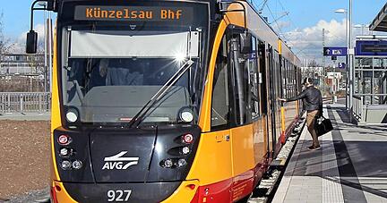 Wird eine Stadtbahn künftig bis nach Künzelsau fahren? Was per Bildmontage ganz einfach ist, bringt in der Realität noch viel Klärungsbedarf mit sich. Doch der Kreis wird wohl bald in weitere Schritte zur Reaktivierung einsteigen.