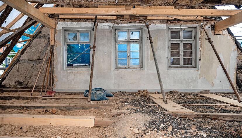 Der Blick ins zweite Obergeschoss zeigt den Sanierungsbedarf des einstigen evangelischen Pfarrhauses. Der Holzrestaurator ist seit April dabei, verfaulte Balken in der Decke und im Dachstuhl zu ersetzen. Der Blick ins zweite Obergeschoss zeigt den Sanierungsbedarf des einstigen evangelischen Pfarrhauses. Der Holzrestaurator ist seit April dabei, verfaulte Balken in der Decke und im Dachstuhl zu ersetzen.
