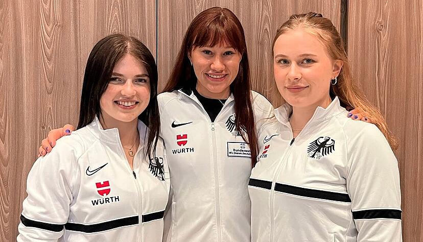 Säbelfechterin Lena Stemper (links) mit ihren Vereinskolleginnen Julika Funke (Mitte) und Elisabeth Gette. Säbelfechterin Lena Stemper (links) mit ihren Vereinskolleginnen Julika Funke (Mitte) und Elisabeth Gette.
