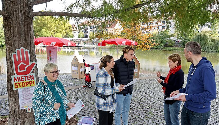 Die Sorge um die Zukunft eint die Akteure am Infostands Mietenstopp auf der Insel an der Experimenta und die Passanten, die am Stand vorbeischauen. Die Sorge um die Zukunft eint die Akteure am Infostands Mietenstopp auf der Insel an der Experimenta und die Passanten, die am Stand vorbeischauen.