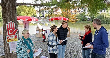 Die Sorge um die Zukunft eint die Akteure am Infostands Mietenstopp auf der Insel an der Experimenta und die Passanten, die am Stand vorbeischauen. Die Sorge um die Zukunft eint die Akteure am Infostands Mietenstopp auf der Insel an der Experimenta und die Passanten, die am Stand vorbeischauen.