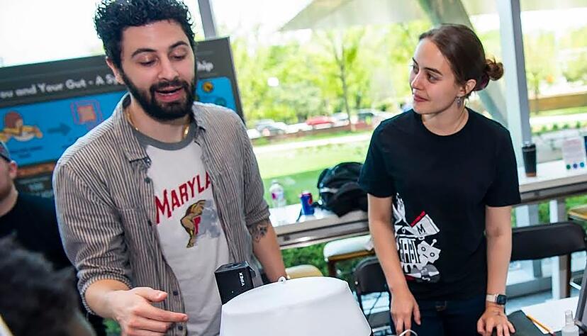 Forschende stellen einen Prototypen der smarten Unterhose vor. Forschende stellen einen Prototypen der smarten Unterhose vor.