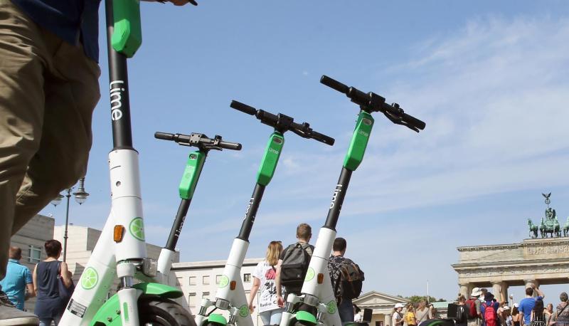 E-Tretroller-Verleih der US-Firma Lime am Brandenburger Tor.
