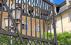 Hofgartentreppe, Schlossinnenhof und Marktplatz sind als Treffpunkte sehr beliebt. In letzter Zeit geht es dabei oft laut zu. Deshalb regen Anwohner an, Schlosshof und Hofgarten nachts zu schließen.
Fotos: Yvonne Tscherwitschke Hofgartentreppe, Schlossinnenhof und Marktplatz sind als Treffpunkte sehr beliebt. In letzter Zeit geht es dabei oft laut zu. Deshalb regen Anwohner an, Schlosshof und Hofgarten nachts zu schließen.
Fotos: Yvonne Tscherwitschke